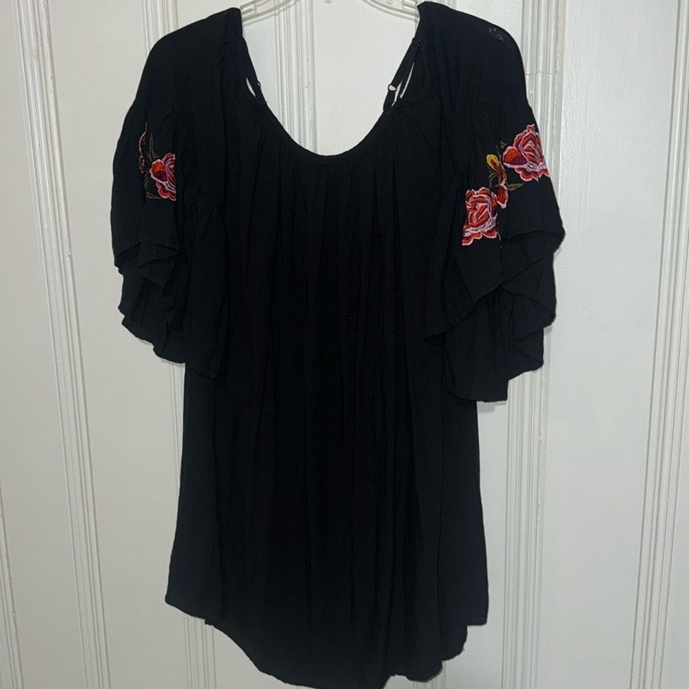 Black Off Shoulder Blouse w/ Floral Design Flowing Sleeves by Feathers Size 2X